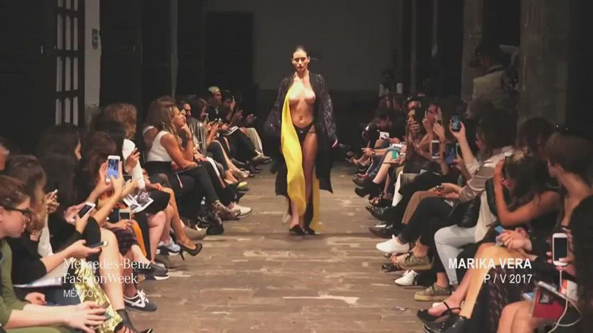 big tits jiggling model clip