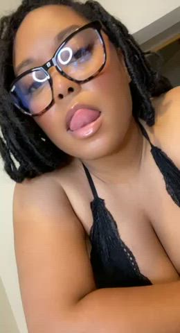 Luscious lips and my new glasses 💋