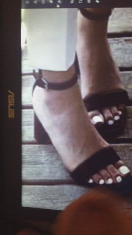 Cumming on these beautiful feet