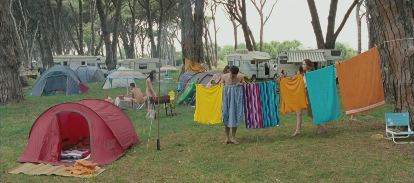 Hanging clothes and towels to dry (Sarah Felberbaum + others - Maschi Contro Femmine