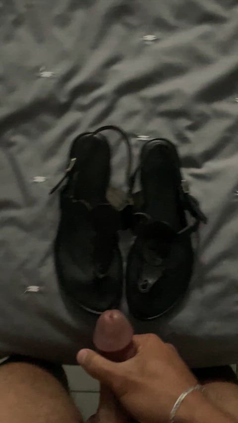 aunty cum cum on feet cumshot feet feet fetish sandals smelling clip