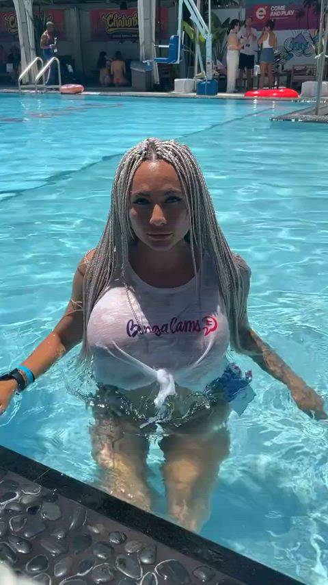XBIZ Miami: Lift this shirt up! ๐