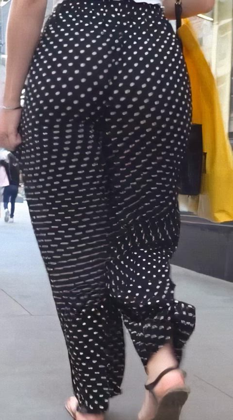 ass candid leggings clothing-fetish clip