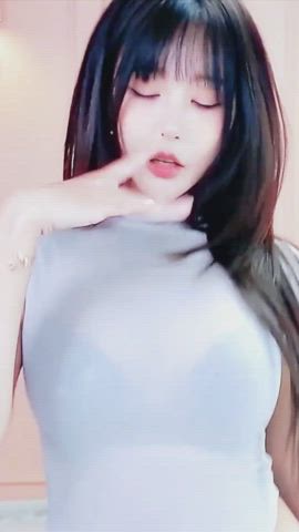 asian dancing korean tiktok clip