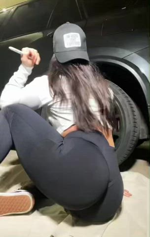 Yoga pants and cars make me horny 😈