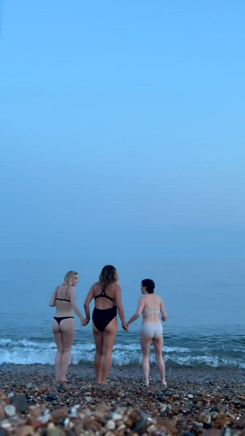 maisie williams swimsuit thong clip
