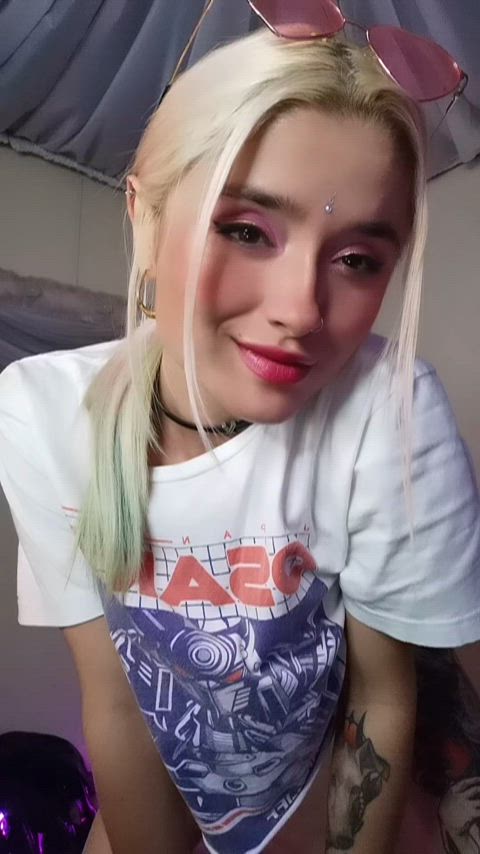 booty cute huge tits latina natural tits t-shirt tattoo tease teen tits clip