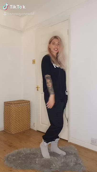 Damn, sexy girl, so hot.