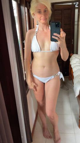 bikini dancing milf clip