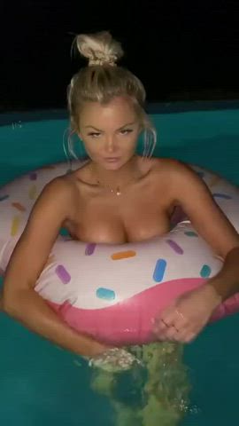 Blonde Pool Tits clip