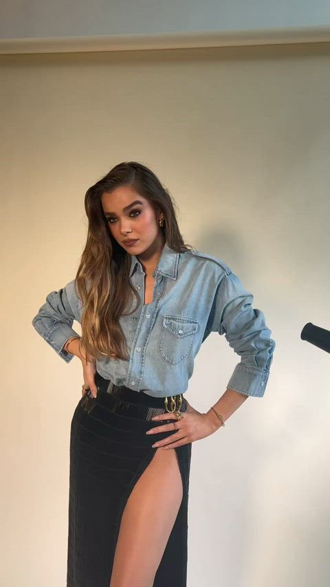 actress brunette celebrity hailee steinfeld high heels legs thighs clip