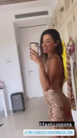 Cleavage Model Spanish clip