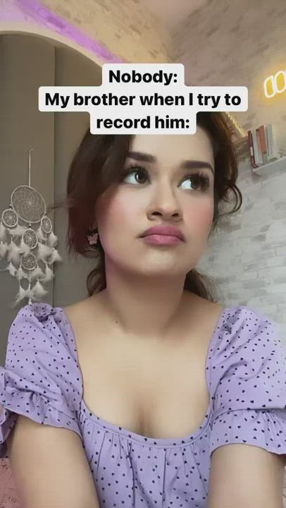 Avneet kaur back with her casual cleavage show