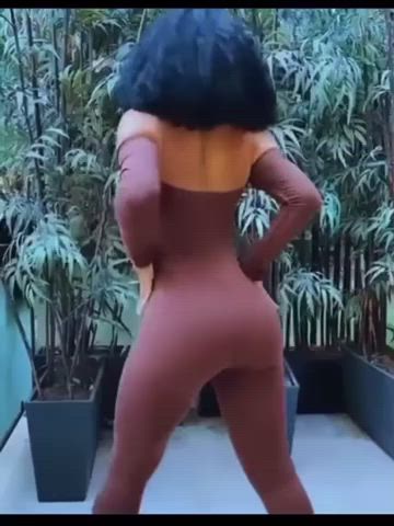Hennessy Twerking