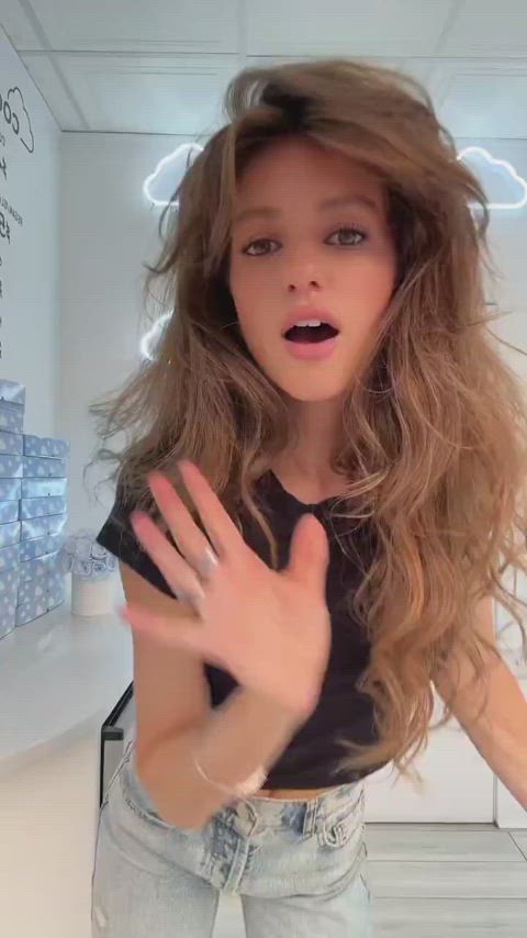 amateur brunette slim tik-tok clip
