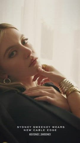 Big Tits Cleavage Sydney Sweeney clip
