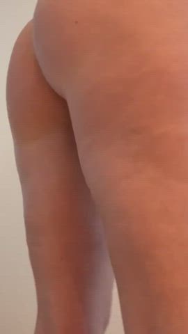 Admirable and fuckable for ChristmAss? Or too big? 🍑