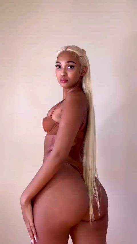 Edwina's BIG Brown Booty ๐