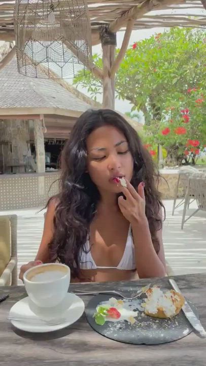 Exhibitionist Indonesian Masturbating clip
