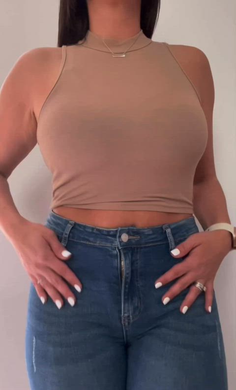 bouncing milf natural tits clip