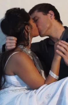 Kissing clip