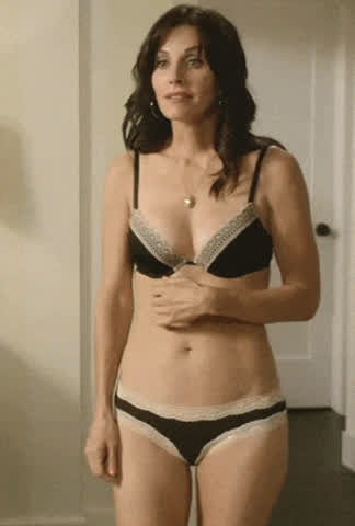 Celebrity Cougar Courteney Cox MILF Mom clip