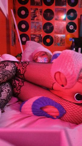 wanna cum fuck me in a pile of fluffy blankets? &gt;~&lt;