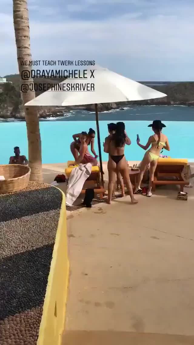 Josephine Skriver clip