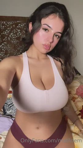 bouncing tits brunette tits clip