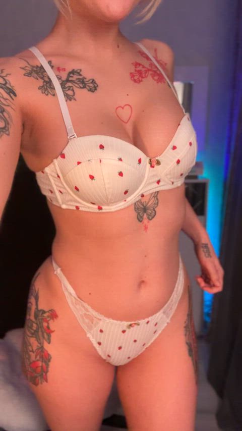 big tits bouncing tits cum on tits huge tits natural tits small tits just-boobs clip