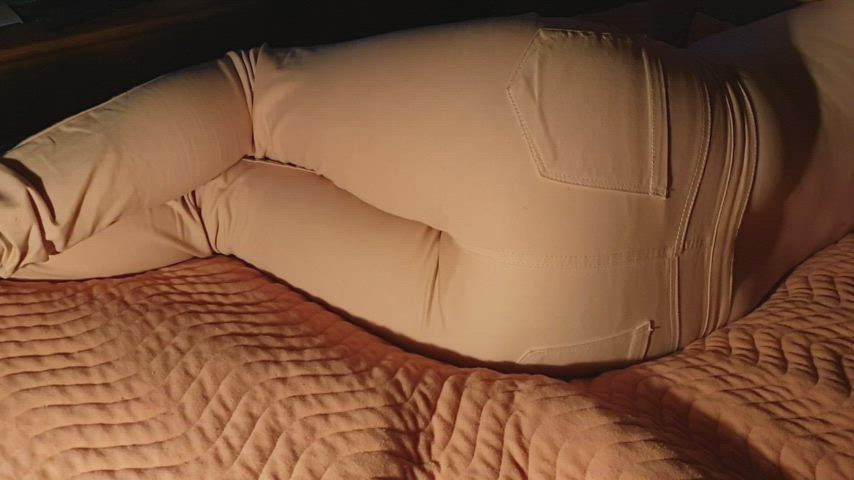 Bedwetting in pink Jeans ๐
