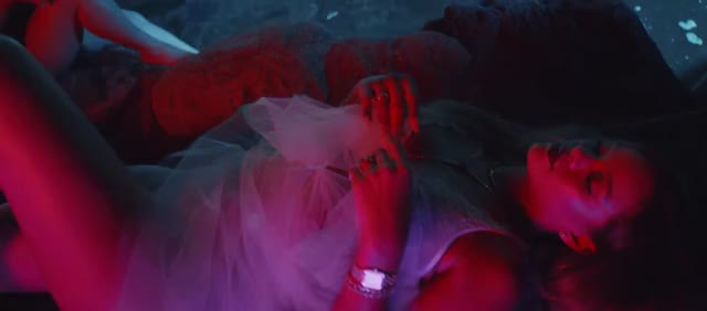 Rihanna clip