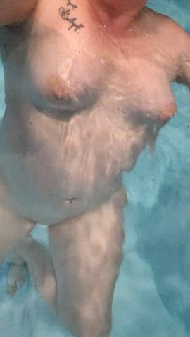 Even in the pool my lips are ready for licking