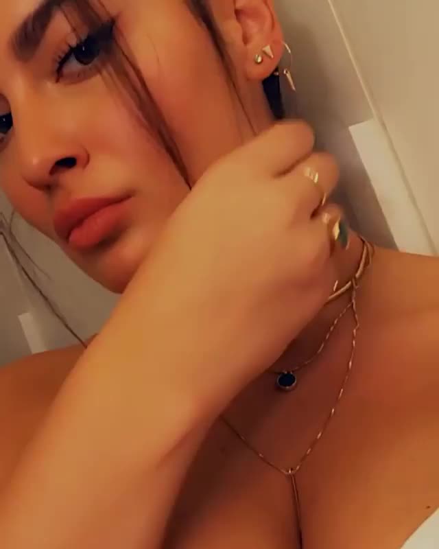 Selfie clip