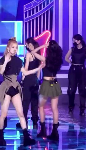 jisoo flexing her hair