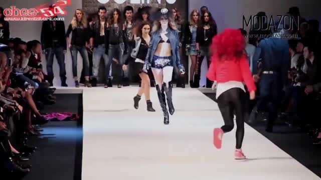 SERENAY SARIKAYA GÖĞÜS VE POPO FRİKİKLER(AÇIKLAMAYI OKU)