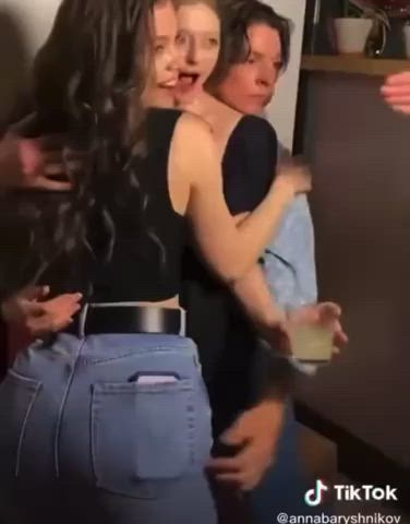 brunette hailee steinfeld jeans clip