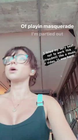 Cleavage Sarah Hyland Small Tits clip