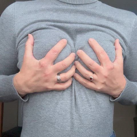 A little braless jiggle for you π