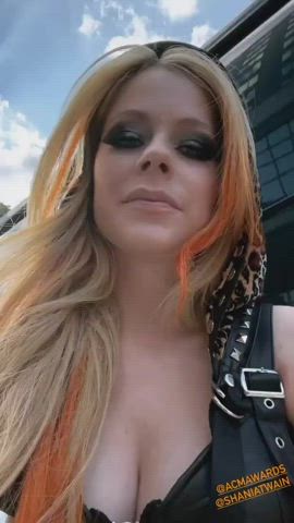 avril lavigne cleavage natural tits clip