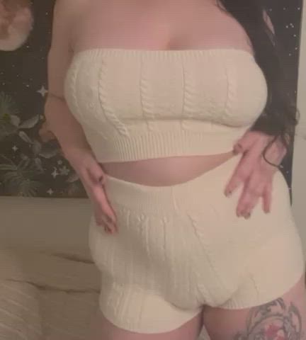 Iβm 5β3 and this camel toe needs to be rubbed