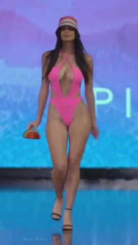 jiggling model swimsuit clip
