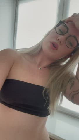 dancing eva black glasses clip