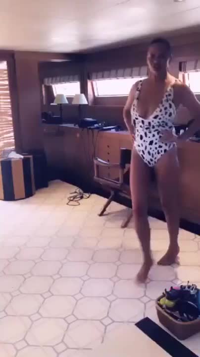 Chrissy Teigen clip