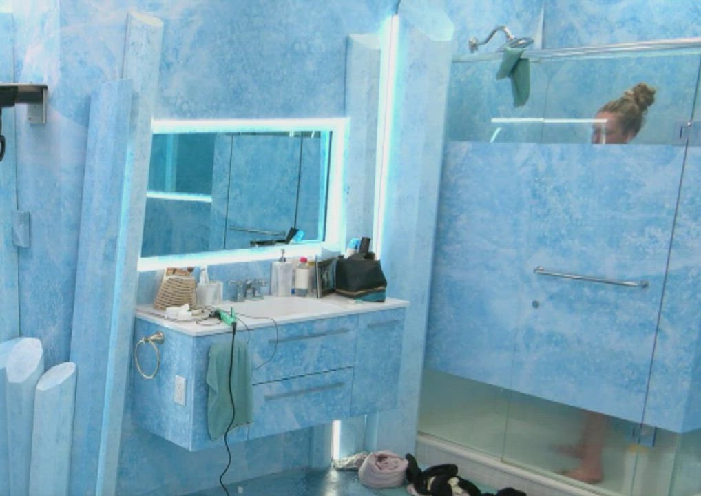 Beth shower bbcan9