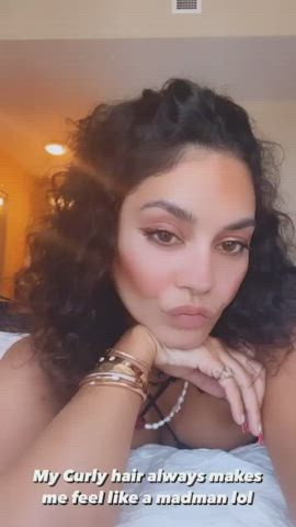 Cleavage Natural Tits Vanessa Hudgens clip