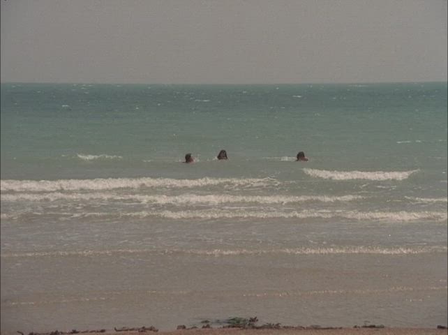 Retour sur la plage (Lina Romay, Tania Busselier et homme - La Comtesse Perverse