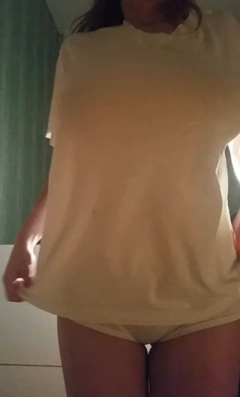 big tits reveal t-shirt tits clip