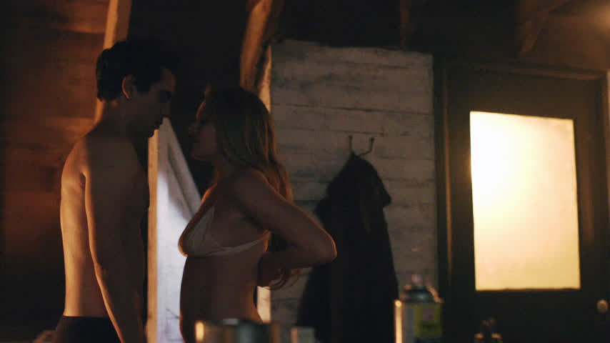 celebrity elisabeth moss tits clip