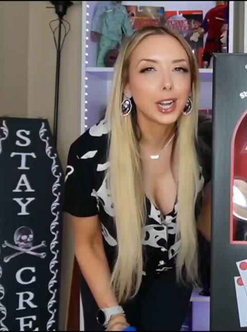 big tits blonde downblouse clip